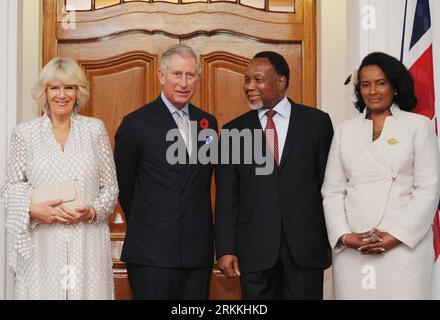 Bildnummer : 56245568 Datum : 03.11.2011 Copyright : imago/Xinhua (111103) -- PRETORIA, 3 novembre 2011 (Xinhua) -- le vice-président sud-africain Kgalema Motlanthe (2e R) accompagné de sa partenaire Mme Gugu Mtshali (1e R), accueille le Prince Charles (2e L) et son épouse, la duchesse de Cornouailles, à Pretoria, en Afrique du Sud, le 3 novembre 2011. Le Prince Charles de Grande-Bretagne est arrivé mercredi soir à la base aérienne de Waterkloof à Pretoria pour une visite officielle de cinq jours. (Xinhua/Elmond Jiyane) AFRIQUE DU SUD-UK-CHARLES-VISIT PUBLICATIONxNOTxINxCHN personnes Politik Adel premiumd xbs x1x 2011 quer o0 Banque D'Images