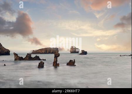 Plage d'or au coucher du soleil RIS, Noja, Cantabrie, Espagne Banque D'Images