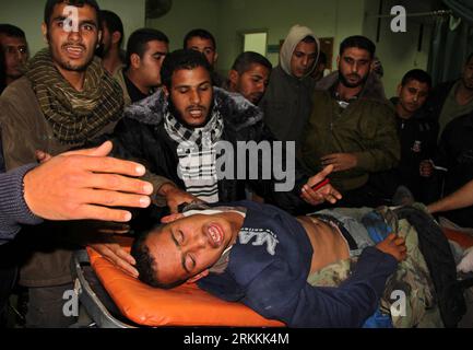 Bildnummer : 56251782 Datum : 05.11.2011 Copyright : imago/Xinhua (111105)-- GAZA, 5 novembre 2011 (Xinhua) -- des Palestiniens transportent un militant du Jihad islamique blessé dans une frappe aérienne israélienne dans l'hôpital al-Nagar à Khan-Younis, dans le sud de la bande de Gaza, 5 novembre 2011. Un palestinien a été tué et deux blessés samedi soir quand un hélicoptère Apache israélien a tiré deux missiles sur une zone à l'est de la ville de Khan Younis, dans le sud de la bande de Gaza, ont déclaré des médecins. (Xinhua/Khaled Omar) MIDEAST-GAZA-ISRAELI-AIR-STRIKE-CONFLICT PUBLICATIONxNOTxINxCHN Gesellschaft Palästina Luftangriff Opfer xbs x0x 2011 quer 562517 Banque D'Images