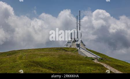 Vue de l'attraction touristique, la station radar sur la montagne nommée 'Grand ballonn' dans la région Haut-rhin des Vosges France Banque D'Images