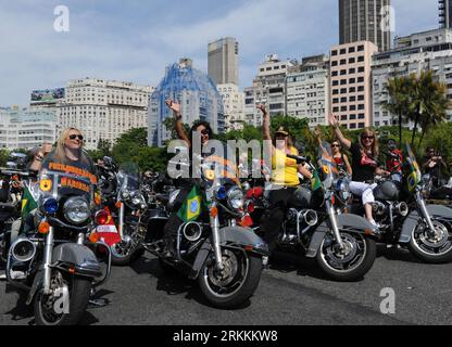 Bildnummer : 56255912 Datum : 06.11.2011 Copyright : imago/Xinhua (111107) -- RIO DE JANEIRO, Nov. 7, 2011 (Xinhua) -- participer à la parade du drapeau des motos Haley-Davidson à Rio de Janeiro, Brésil, le 6 novembre 2011. Dans le cadre des Rio Harley Days, le défilé a attiré plus de 1 000 motos. (Xinhua/Weng Xinyang) (lr) BRÉSIL-RIO DE JANEIRO-HARLEY DAVIDSON-PARADE PUBLICATIONxNOTxINxCHN Gesellschaft Motorradclub Motorrad Bikertreffen Motorradkorso xjh x0x 2011 quer 56255912 Date 06 11 2011 Copyright Imago XINHUA Rio de Janeiro Nov 7 2011 XINHUA participer au drapeau Banque D'Images