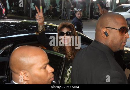 (111108) -- LOS ANGELES, 8 nov. 2011 (Xinhua) -- la Toya Jackson, sœur de Michael Jackson, fait des gestes à l'extérieur du tribunal après l'annonce du verdict dans le procès du médecin de Jackson à Los Angeles, Californie du Sud, États-Unis, le 7 novembre 2011. Le médecin de Michael Jackson, Conrad Murray, a été reconnu coupable d'homicide involontaire sur la mort de Jackson en 2009, a déclaré le greffier du tribunal. (Xinhua/Ringo H.W. Chiu) (ctt) US-LOS ANGELES-JACKSON-TRIAL-VERDICT PUBLICATIONxNOTxINxCHN 111108 Los Angeles 8 2011 novembre XINHUA Michael Jackson S sœur la Toya Jackson les gestes à l'extérieur de la Cour suivent Banque D'Images