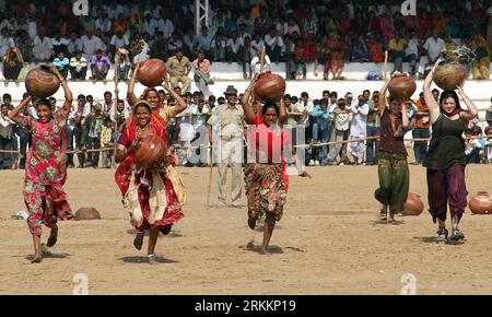 Bildnummer : 56268310 Datum : 10.11.2011 Copyright : imago/Xinhua (111110) -- PUSHKAR (INDE), 10 novembre 2011 (Xinhua) -- des femmes et des touristes étrangers participent à la course de pots d'eau pendant le dernier jour de la célèbre foire du bétail de Pushkar, à Pushkar, dans l'État indien du Rajasthan, le 10 novembre 2011. (Xinhua/Stringer)(zwx) INDE-RAJASTHAN-FOIRE BOVINE PUBLICATIONxNOTxINxCHN Gesellschaft Viehmarkt Tradition Wettbewerbe Rahmenprogramm kurios x0x xst 2011 quer 56268310 Date 10 11 2011 Copyright Imago XINHUA Pushkar Inde Nov 10 2011 XINHUA femmes et touristes étrangers participent à Water Pot Race duri Banque D'Images