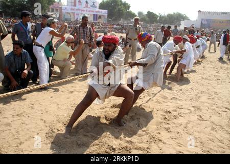 Bildnummer : 56268307 Datum : 10.11.2011 Copyright : imago/Xinhua (111110) -- PUSHKAR (INDE), 10 novembre 2011 (Xinhua) -- les villageois du Rajasthan participent à la lutte contre les hommes pendant le dernier jour de la célèbre foire du bétail de Pushkar, à Pushkar, dans l'État indien du Rajasthan, le 10 novembre 2011. (Xinhua/Stringer)(zwx) INDE-RAJASTHAN-FOIRE BOVINE PUBLICATIONxNOTxINxCHN Gesellschaft Viehmarkt Tradition Wettbewerbe Rahmenprogramm kurios x0x xst 2011 quer 56268307 Date 10 11 2011 Copyright Imago XINHUA Pushkar Inde Nov 10 2011 XINHUA RAJASTHANI villageois participent à Men S TIRER DE WAS pendant le L. Banque D'Images