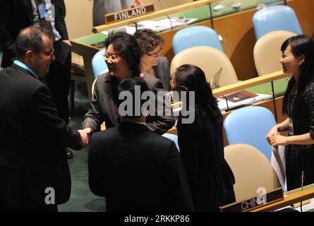 Bildnummer : 56269513 Datum : 10.11.2011 Copyright : imago/Xinhua (111110) -- NEW YORK, 10 novembre 2011 (Xinhua) -- Hanqin Xue (2e, L) de Chine reçoit les félicitations après avoir remporté le deuxième mandat de la Cour internationale de Justice (CIJ) à New York, aux États-Unis, le 10 novembre 2011. L'Assemblée générale des Nations Unies et le Conseil de sécurité des Nations Unies ont voté indépendamment jeudi et ont élu quatre nouveaux membres à la CIJ. (Xinhua/Shen Hong) un-NEW YORK-ICJ-XUE HANQIN PUBLICATIONxNOTxINxCHN People Politik x0x xtm 2011 quer 56269513 Date 10 11 2011 Copyright Imago XINHUA New York novembre 10 2011 XI Banque D'Images