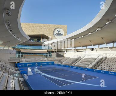 Séance d'entraînement sur le court de tennis extérieur. 360 Mall, Kuweit City, Koweït. Architecte : CRTKL, 2021. Banque D'Images