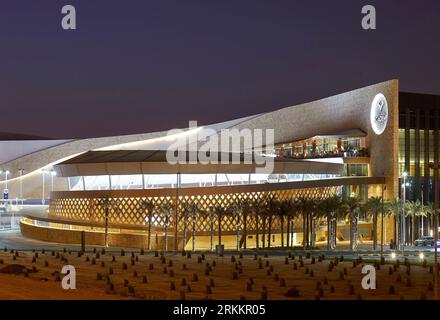 Élévation de la façade du centre de tennis la nuit. 360 Mall, Kuweit City, Koweït. Architecte : CRTKL, 2021. Banque D'Images