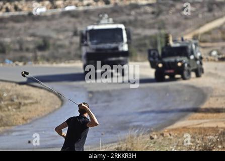 Bildnummer : 56272317 Datum : 11.11.2011 Copyright : imago/Xinhua (111111) -- CISJORDANIE, 11 novembre 2011 (Xinhua) -- un manifestant palestinien jette des pierres sur les troupes israéliennes lors d’une manifestation pour marquer le 7e anniversaire de la mort du dirigeant et contre l’expansion des colonies israéliennes, dans le village de Nabi Saleh, en Cisjordanie, près de Ramallah, le 11 novembre 2011. (Xinhua/Fadi Arouri)(zx) MIDEAST-WEST BANK-DÉMONSTRATIONS PUBLICATIONxNOTxINxCHN Gesellschaft Politik Protest Nahostkonflikt Westjordanland x1x xst premiumd Highlight 2011 quer o0 Gewalt Palästinenser Steinschleuder 56272317 DAT Banque D'Images