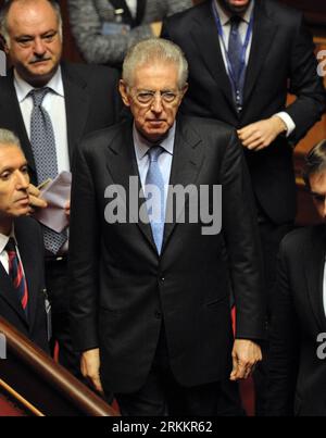 Bildnummer : 56272325 Datum : 11.11.2011 Copyright : imago/Xinhua (111111) -- ROME, 11 novembre 2011 (Xinhua) -- le sénateur nouvellement nommé à vie Mario Monti (C) fait ses débuts au Sénat pour un vote sur les mesures d'austérité pour 2012 demandé par le Conseil européen à Rome, Italie, le 11 novembre 2011. L'économiste respecté et ancien commissaire européen Mario Monti a été nommé mercredi par le président italien Giorgio Napolitano sénateur à vie. Les médias locaux ont estimé que Monti serait le meilleur choix pour remplacer Berlusconi, si les politiciens acceptent de former un gouvernement intérimaire d'urgence. (Xinhua/ Banque D'Images