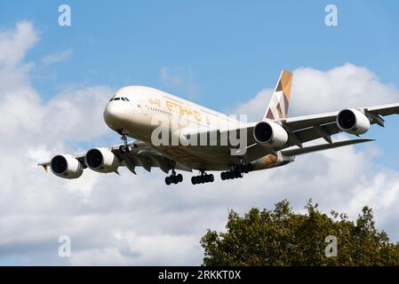 Etihad Airways Airbus A380-861 avion de ligne A6-APG en finale pour atterrir à l'aéroport de Londres Heathrow, Royaume-Uni. A380 super jumbo long-courrier bas au-dessus des arbres Banque D'Images