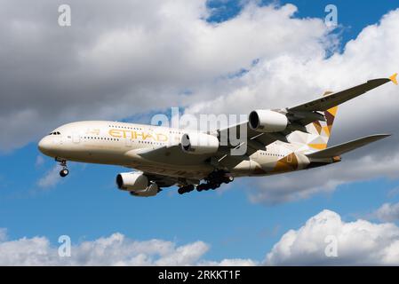 Etihad Airways Airbus A380-861 avion de ligne A6-APG en finale pour atterrir à l'aéroport de Londres Heathrow, Royaume-Uni. Super jumbo A380 long-courrier Banque D'Images