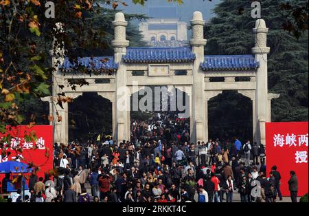 Bildnummer : 56273925 Datum : 12.11.2011 Copyright : imago/Xinhua (111112) -- NANJING, 12 novembre 2011 (Xinhua) -- les touristes visitent le mausolée du Dr Sun Yat-sen à Nanjing, capitale de la province de Jiangsu de l'est de la Chine, 12 novembre 2011. Au cours de la dernière année, plus de 8 millions de touristes ont visité le mausolée. En novembre de l'année dernière, le mausolée a supprimé un droit d'entrée de 80 yuans qui était en vigueur depuis 17 ans. Le mausolée se trouve sur la montagne Zijin à Nanjing. Sa construction a été initiée par les membres du KMT pour rendre hommage au Dr Sun, le père fondateur du parti. (Xinhua/Han Yuqing) (zhs) CHINE-NANJIN Banque D'Images