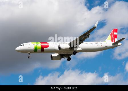 TAP Air Portugal Airbus A321-251N avion de ligne à réaction CS-TJK en finale pour atterrir à l'aéroport de Londres Heathrow, Royaume-Uni. Nommé Eugénio de Andrade Banque D'Images