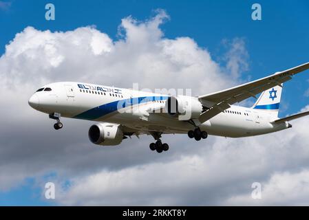 El Al Israel Airlines Boeing 787-9 Dreamliner jet avion de ligne 4X-EDE en finale pour atterrir à l'aéroport de Londres Heathrow, Royaume-Uni. Jet israélien nommé Bat Yam Banque D'Images