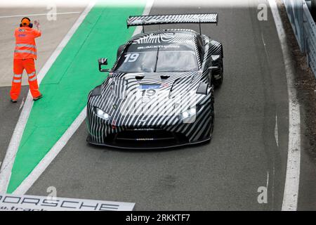 Circuit de Silverstone, Silverstone, NR, Towcester, 25 août, 2023. une 2017, l’Aston Martin GT3 traverse la voie internationale des stands avant la séance de qualification des Masters Endurance Legends. Par John Gaffen/Alamy Live News Banque D'Images