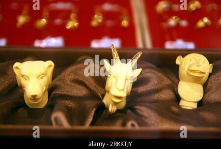Bildnummer : 56276689 Datum : 13.11.2011 Copyright : imago/Xinhua (111113) -- NANJING, 13 novembre 2011 (Xinhua) -- photo prise le 13 novembre 2011 montre des copies dorées des sculptures de tête de chien, mouton et singe de Yuanmingyuan, l'ancien palais d'été, dans un centre commercial de Nanjing, capitale de la province de Jiangsu de l'est de la Chine. Autrefois hébergées dans l’ancien palais d’été, les têtes de 12 sculptures en bronze d’animaux du zodiaque chinois ont été pillées par des envahisseurs étrangers en 1860 à la fin de la seconde guerre de l’opium (1856-1860). Certaines têtes ont été achetées par des Chinois patriotes et données au gouvernement central. (Xinhua Banque D'Images