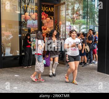 Des centaines de personnes font la queue pendant des heures devant le magasin de thé Tiger Sugar Bubble à Koreatown à New York le samedi 12 août 2023 pour acheter la boisson Tiger Sugar Hello Kitty Crush en édition limitée. (© Richard B. Levine) Banque D'Images