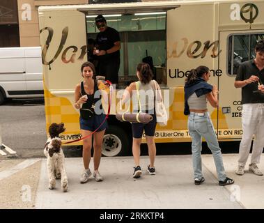 Les amateurs de crème glacée affluent à l’activation de la marque de crème glacée Van Leeuwen X Uber One dans le quartier Nomad de New York le mardi 15 août 2023. La multitude a eu droit à la crème glacée exclusive BBQ Gold Cornbread Crumble disponible par Uber One. (© Richard B. Levine) Banque D'Images