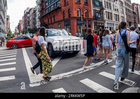 Un vus électrique Rivian coincé dans la circulation à Soho à New York le samedi 19 août 2023 . (© Richard B. Levine) Banque D'Images