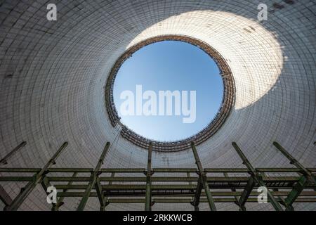 Intérieur de la tour de refroidissement inachevée - zone d'exclusion de Tchernobyl, Ukraine Banque D'Images