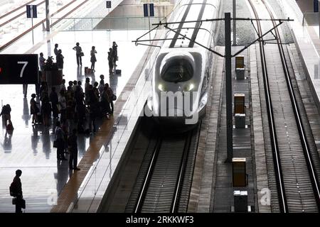 Bildnummer : 56280300 Datum : 14.11.2011 Copyright : imago/Xinhua (111114) -- NANJING, 14 novembre 2011 (Xinhua) -- photo prise le 25 août 2011 montre un train à grande vitesse entrant dans la gare de Nanjing Sud à Nanjing, province de Jiangsu dans l'est de la Chine. La Chine reprendrait progressivement les opérations de 54 trains à grande vitesse précédemment rappelés pour des raisons de sécurité suite à un accident mortel de train à grande vitesse en juillet, a déclaré lundi le ministère des chemins de fer (MOR). Six des 54 trains rappelés reprendront le service sur la ligne à grande vitesse Pékin-Shanghai mercredi, selon le responsable du MOR. (Xinhua Banque D'Images
