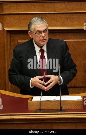 Bildnummer : 56282646 Datum : 14.11.2011 Copyright : imago/Xinhua (111114) -- ATHÈNES, 14 novembre 2011 (Xinhua) -- le Premier ministre grec Lucas Papademos prononce un discours au Parlement grec à Athènes, Grèce, le 14 novembre 2011. M. Papademos a exhorté les membres du Parlement à soutenir les réformes structurelles, blâmant la politique économique précédente pour la récession. (Xinhua/Marios Lolos) GRÈCE-ATHÈNES-RÉFORME DE L'ÉCONOMIE PUBLICATIONxNOTxINxCHN People Politik Porträt x0x xtm 2011 hoch premiumd 56282646 Date 14 11 2011 Copyright Imago XINHUA Athènes nov 14 2011 XINHUA Premier ministre grec Lucas Papademos livre Banque D'Images