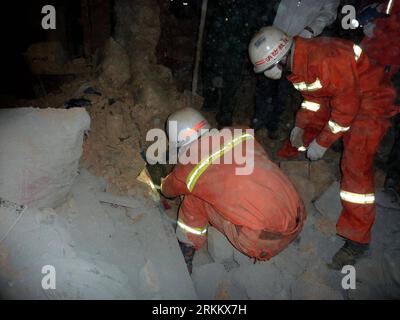 Bildnummer : 56285063 Datum : 14.11.2011 Copyright : imago/Xinhua (111115) -- XINSHAO, 15 novembre 2011 (Xinhua) -- des pompiers effectuent des travaux de sauvetage sur la scène de l'effondrement d'une maison locale dans le comté de Xinshao, dans la province du Hunan du centre de la Chine, le 14 novembre 2011. Une maison s'est effondrée vers 7:40 heures lundi dans le village de Yuejin du canton de Tanfu dans le comté de Xinshao du Hunan. Dix personnes ont été confirmées mortes et 12 autres ont été blessées. (Xinhua) (xzj) CHINA-HUNAN-XINSHAO-HOUSE COLLAPSE-CLEAN (CN) PUBLICATIONxNOTxINxCHN Gesellschaft Unglück Einsturz Hauseinsturz Bergung Rettungsaktion x0x xst 2011 quer 5628506 Banque D'Images