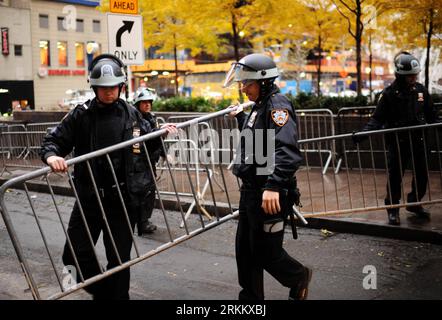 Bildnummer : 56285573 Datum : 15.11.2011 Copyright : imago/Xinhua (111115) -- NEW YORK, 15 novembre 2011 (Xinhua) -- des policiers locaux se préparent à boucler au Zuccotti Park à New York, aux États-Unis, le 15 novembre 2011. La police a nettoyé Zuccotti Park tôt mardi après que les manifestants d'Occupy Wall Street aient campé pendant deux mois et arrêté environ 200 manifestants pour avoir résisté aux ordres. (Xinhua/Shen Hong) (zjl) US-NEW YORK-OCCUPY WALL STREET-PROTEST PUBLICATIONxNOTxINxCHN Gesellschaft Politik Wirtschaft Protest Occupy Bewegung Finanzkrise Wirtschaftskrise Krise USA Besetzt die anti Räumung Zeltlager la Banque D'Images