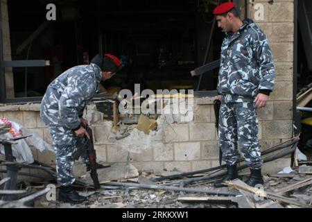 Bildnummer : 56289043 Datum : 16.11.2011 Copyright : imago/Xinhua (111116) -- BEYROUTH, 16 novembre 2011 (Xinhua) -- des soldats libanais vérifient le site de l'explosion à Tyr, une ville portuaire du sud du Liban, le 16 novembre 2011. Deux explosions ont secoué la ville portuaire de Tyr dans le sud du Liban mercredi matin, sans faire de victimes signalées, mais quelques dégâts matériels, a déclaré une source de sécurité à Xinhua. (Xinhua/Lebanon News Agency)(axy) LEBANON-EXPLOSIONS PUBLICATIONxNOTxINxCHN Gesellschaft explosion Schäden Libanon x0x xtm premiumd 2011 quer 56289043 Date 16 11 2011 Copyright Imago XINHUA Beyrouth novembre 16 2011 XINHUA Libanais Banque D'Images