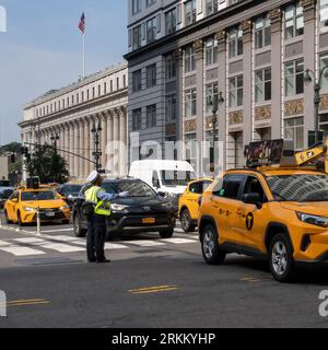 New York, USA - 20 juillet 2023 : une policière de New York dirige la circulation à Manhattan, New York. Banque D'Images