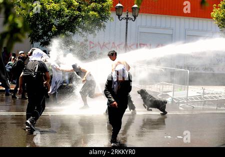 Bildnummer : 56292181 Datum : 17.11.2011 Copyright : imago/Xinhua (111118) -- VALPARAISO, 18 novembre 2011 (Xinhua) -- la police utilise des canons à eau pour disperser des étudiants lors d'une manifestation organisée par l'Association des enseignants, à Valparaiso, Chili, le 17 novembre 2011. Les étudiants sont contre le fonds d'éducation contenu dans le budget 2012 et ont organisé une grève nationale de 48 heures. (Xinhua/Jorge Villegas) (ctt) CHILI-VALPARAISO-EDUCATION-GRÈVE NATIONALE PUBLICATIONxNOTxINxCHN Gesellschaft Bildung démonstration Student Studentencontest Chile x0x xtm premiumd 2011 quer 56292181 Date 17 11 2011 Copyright Imago Banque D'Images