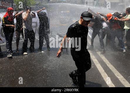 Bildnummer : 56292179 Datum : 17.11.2011 Copyright : imago/Xinhua (111118) -- VALPARAISO, 18 novembre 2011 (Xinhua) -- la police utilise des canons à eau pour disperser des étudiants lors d'une manifestation organisée par l'Association des enseignants, à Valparaiso, Chili, le 17 novembre 2011. Les étudiants sont contre le fonds d'éducation contenu dans le budget 2012 et ont organisé une grève nationale de 48 heures. (Xinhua/Jorge Villegas) (ctt) CHILI-VALPARAISO-EDUCATION-GRÈVE NATIONALE PUBLICATIONxNOTxINxCHN Gesellschaft Bildung démonstration Student Studentencontest Chile x0x xtm premiumd 2011 quer 56292179 Date 17 11 2011 Copyright Imago Banque D'Images