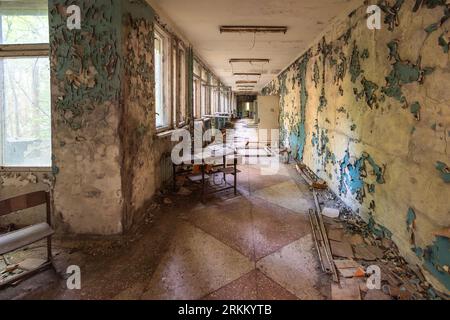 Couloir à l'école du district 3 - Pripyat, zone d'exclusion de Tchernobyl, Ukraine Banque D'Images