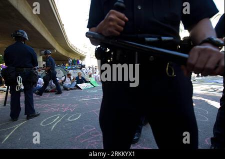 Bildnummer : 56292209 Datum : 17.11.2011 Copyright : imago/Xinhua (111117) -- LOS ANGELES, 17 novembre 2011 (Xinhua) -- des policiers se tiennent sur leurs gardes lors d'une manifestation dans le centre-ville de Los Angeles, aux États-Unis, le 17 novembre 2011. La manifestation anti-Wall Street au cœur du quartier financier du centre-ville de Los Angeles jeudi matin s’est terminée après que la police a arrêté 23 personnes qui faisaient partie de ceux qui formaient un cercle et bloqué une intersection dans la ville pour montrer leur forte volonté de taxer plus sur les riches et tenir Wall Street responsable de la réparation de l économie nationale. (Xinhua/Yang Lei) US-ANTI-WALL STREET-DEMO Banque D'Images