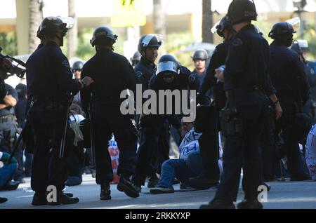 Bildnummer : 56292208 Datum : 17.11.2011 Copyright : imago/Xinhua (111117) -- LOS ANGELES, 17 novembre 2011 (Xinhua) -- des policiers arrêtent un manifestant dans le centre-ville de Los Angeles, États-Unis, 17 novembre 2011. La manifestation anti-Wall Street au cœur du quartier financier du centre-ville de Los Angeles jeudi matin s’est terminée après que la police a arrêté 23 personnes qui faisaient partie de ceux qui formaient un cercle et bloqué une intersection dans la ville pour montrer leur forte volonté de taxer plus sur les riches et tenir Wall Street responsable de la réparation de l économie nationale. (Xinhua/Yang Lei) US-ANTI-WALL STREET-DÉMONSTRATION PUB Banque D'Images