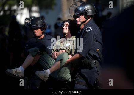 Bildnummer : 56292217 Datum : 17.11.2011 Copyright : imago/Xinhua (111117) -- LOS ANGELES, 17 novembre 2011 (Xinhua) -- des policiers arrêtent un manifestant dans le centre-ville de Los Angeles, États-Unis, 17 novembre 2011. La manifestation anti-Wall Street au cœur du quartier financier du centre-ville de Los Angeles jeudi matin s’est terminée après que la police a arrêté 23 personnes qui faisaient partie de ceux qui formaient un cercle et bloqué une intersection dans la ville pour montrer leur forte volonté de taxer plus sur les riches et tenir Wall Street responsable de la réparation de l économie nationale. (Xinhua/Yang Lei) US-ANTI-WALL STREET-DÉMONSTRATION PUB Banque D'Images