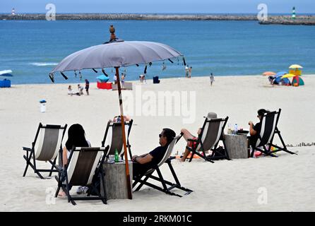 Plage de sable blanc et mer de Praia da Barra juste à la périphérie de la ville d'Aveiro, Portugal Banque D'Images