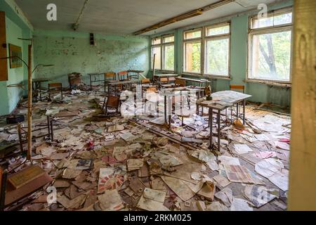 Classe abandonnée à l'école du district 3 - Pripyat, zone d'exclusion de Tchernobyl, Ukraine Banque D'Images