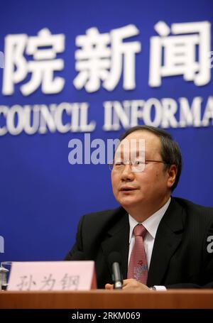 Bildnummer : 56297034 Datum : 18.11.2011 Copyright : imago/Xinhua (111118) -- BEIJING, 18 novembre 2011 (Xinhua) -- Sun Weigang, ingénieur en chef de la China Aerospace Science and Technology Corporation, répond aux questions lors de la conférence de presse à Beijing, capitale de la Chine, le 18 novembre 2011. Le Bureau d'information du Conseil d'État de Chine a tenu une conférence de presse pour présenter l'amarrage du module de laboratoire spatial Tiangong-1 et de l'engin spatial sans pilote Shenzhou-8 vendredi. (Xinhua/Li Fangyu) (zkr) CHINA-BEIJING-PRESS CONFERENCE(CN) PUBLICATIONxNOTxINxCHN People Wissenschaft Raumfahrt PK x0x xtm premiumd Banque D'Images