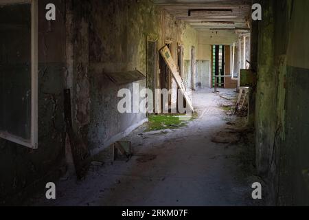 Couloir abandonné à l'école du district 3 - Pripyat, zone d'exclusion de Tchernobyl, Ukraine Banque D'Images