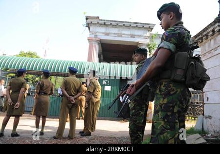 Bildnummer : 56305239 Datum : 18.11.2011 Copyright : imago/Xinhua (111118) -- COLOMBO, 18 novembre 2011 (Xinhua) -- des soldats de la Force spéciale sri-lankaise montent la garde devant la haute Cour de Colombo à Colombo le 18 novembre 2011. Vendredi, un tribunal sri-lankais a condamné l'ancien chef de l'armée Sarath Fonseka à trois ans de prison sur une affaire de drapeau blanc. Fonseka a été reconnu coupable d'avoir répandu la désaffection du public en citant des allégations selon lesquelles le secrétaire à la Défense avait ordonné de tuer les rebelles du Tigre tamoul avec des drapeaux blancs. (Xinhua/Pushpika Karunaratne)(QS) SRI LANKA-COLOMBO-TRIAL-FONSEKA PUB Banque D'Images