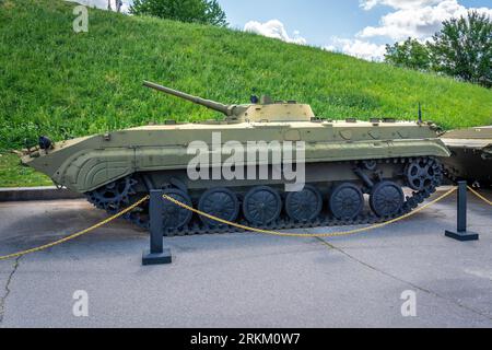 Ancien véhicule de combat d'infanterie soviétique BMP-1 - Kiev, Ukraine Banque D'Images
