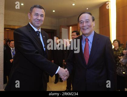 Bildnummer : 56386266 Datum : 22.11.2011 Copyright : imago/Xinhua (111122) -- BEIJING, 22 novembre 2011 (Xinhua) -- le vice-premier ministre chinois Wang Qishan (à droite) serre la main du vice-premier ministre turkmène Baymyrat Hojamuhammedov avant un forum d'affaires entre la Chine et le Turkménistan à Beijing, le 22 novembre 2011. (Xinhua/Zhang Duo) CHINE-TURKMÉNISTAN-WANG QISHAN-BUSINESS FORUM-OPENING (CN) PUBLICATIONxNOTxINxCHN personnes Politik x0x xst premiumd 2011 quer 56386266 Date 22 11 2011 Copyright Imago XINHUA Beijing nov 22 2011 le vice-premier ministre chinois de XINHUA Wang Qishan r serre la main du vice-premier ministre Baymyrat H. Banque D'Images