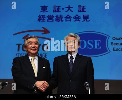 Bildnummer : 56386270 Datum : 22.11.2011 Copyright : imago/Xinhua (111122) -- TOKYO, 22 novembre 2011 (Xinhua) -- le président de la Bourse de Tokyo (TSE) Atsushi Saito (L) serre la main du président de la Bourse de valeurs d'Osaka (OSE), Michio Yoneda, lors d'une conférence de presse conjointe à Tokyo, capitale du Japon, le 22 novembre 2011. Tokyo stock Exchange (TSE) Group Inc. Et Osaka Securities Exchange (OSE) Co. Ont annoncé mardi qu'ils allaient fusionner en janvier 2013 pour créer la deuxième bourse mondiale dans le but d'accroître la compétitivité. (Xinhua/Ji Chunpeng) (lr) JAPAN-TOKYO-TSE-ose-MERGING-2013 PUBLICATI Banque D'Images