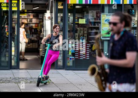 Ostrava, République tchèque. 25 août 2023. L'opéra au rythme du techno-optimisme pour 2 e-scooters et 4 hoverboards Bachelor Party de Frantisek Chaloupka a été joué lors de la 12e Biennale de musique contemporaine des Ostrava Days devant l'entrée principale du Forum Nova Karolina, le 25 août 2023, Ostrava. Crédit : Vladimir Prycek/CTK photo/Alamy Live News Banque D'Images