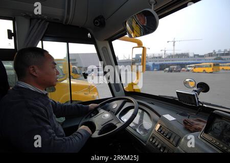 Bildnummer : 56385439 Datum : 22.11.2011 Copyright : imago/Xinhua (111122) -- HANGZHOU, 22 novembre 2011 (Xinhua) -- le chauffeur Tang Zhiqiang conduit le bus scolaire pour quitter le parking du comté de Deqing, province de Zhejiang dans l'est de la Chine, 21 novembre 2011. Le gouvernement local du comté de Deqing a investi 20 millions de yuans (3,14 millions de dollars américains) pour commander 79 autobus scolaires, qui sont spécialement conçus pour les enfants avec des sièges et des ceintures de sécurité plus petits ainsi que la couleur jaune vif pour avoir une meilleure fonction d'avertissement. Parmi les 79 bus, 14 ont des extrémités avant de style camion, et cette apparence comme un long nez peut Banque D'Images