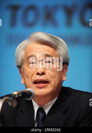 Bildnummer : 56386269 Datum : 22.11.2011 Copyright : imago/Xinhua (111122) -- TOKYO, 22 novembre 2011 (Xinhua) -- Michio Yoneda, président de la Bourse des valeurs d'Osaka (OSE), prononce une conférence de presse conjointe à Tokyo, capitale du Japon, le 22 novembre 2011. Tokyo stock Exchange (TSE) Group Inc. Et Osaka Securities Exchange (OSE) Co. Ont annoncé mardi qu'ils allaient fusionner en janvier 2013 pour créer la deuxième bourse mondiale dans le but d'accroître la compétitivité. (Xinhua/Ji Chunpeng) (lr) JAPAN-TOKYO-TSE-ose-MERGING-2013 PUBLICATIONxNOTxINxCHN People Wirtschaft Börse x0x xst premiumd 2011 hoch 5 Banque D'Images