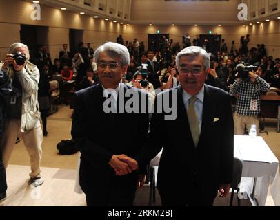 Bildnummer : 56386272 Datum : 22.11.2011 Copyright : imago/Xinhua (111122) -- TOKYO, 22 novembre 2011 (Xinhua) -- le président de la Bourse de Tokyo (TSE) Atsushi Saito (R) serre la main du président de la Bourse de valeurs d'Osaka (OSE), Michio Yoneda, lors d'une conférence de presse conjointe à Tokyo, capitale du Japon, le 22 novembre 2011. Tokyo stock Exchange (TSE) Group Inc. Et Osaka Securities Exchange (OSE) Co. Ont annoncé mardi qu'ils allaient fusionner en janvier 2013 pour créer la deuxième bourse mondiale dans le but d'accroître la compétitivité. (Xinhua/Ji Chunpeng) (lr) JAPAN-TOKYO-TSE-ose-MERGING-2013 PUBLICATI Banque D'Images