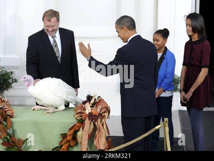 Bildnummer : 56415290 Datum : 23.11.2011 Copyright : imago/Xinhua (111123) -- WASHINGTON, 23 novembre 2011 (Xinhua) -- le président américain Barack Obama (2e L), flanqué de ses filles Sasha (2e R), Malia (1e R), et le président de la Fédération nationale de Turquie Richard Huisinga (1e L), pardonne 2011 Thanksgiving Turquie, Liberty, au portique nord de la Maison Blanche à Washington D.C., capitale des États-Unis, le 23 novembre 2011. (Xinhua/Zhang Jun) (lyz) US-OBAMA-TURQUIE PARDON PUBLICATIONxNOTxINxCHN People Politik Pressetermin Thanksgiving Truthahn Verschonung Begnadigung xdp x1x premiumd 2011 quer o0 Fam Banque D'Images