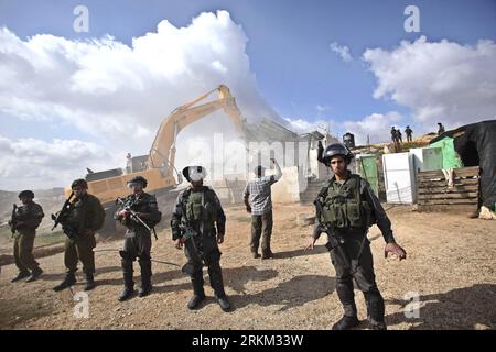 Bildnummer : 56429753 Datum : 24.11.2011 Copyright : imago/Xinhua (111124) -- BIET HANENA, 24 novembre 2011 (Xinhua) -- des soldats israéliens montent la garde alors qu'un bulldozer détruit des maisons palestiniennes dans le village de Biet Hanena en Cisjordanie, près de la ville de Ramallah, le 24 novembre 2011. Jeudi, les troupes israéliennes ont démoli quatre maisons de Bédouins résidant en Cisjordanie sous prétexte de ne pas avoir de permis de construire. (Xinhua/Fadi Arouri) (WN) MIDEAST-WEST BANK-DEMOLISHMENT PUBLICATIONxNOTxINxCHN Politik Gesellschaft Westjanland Nahostkonflikt Zerstörung Wohnhaus xjh x0x premiumd 2011 quer 56429753 Banque D'Images